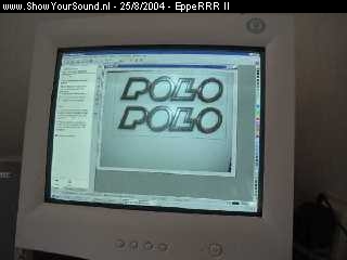 showyoursound.nl - The Polo  Poly Adventures - EppeRRR II - epperrr_sys_polo23.jpg - Hier kun je zien dat ik de foto van mijn polo-logo op de achterklep heb gemaakt, deze heb ik iets groter dan orgineel gemaakt en daarna uitgeprint